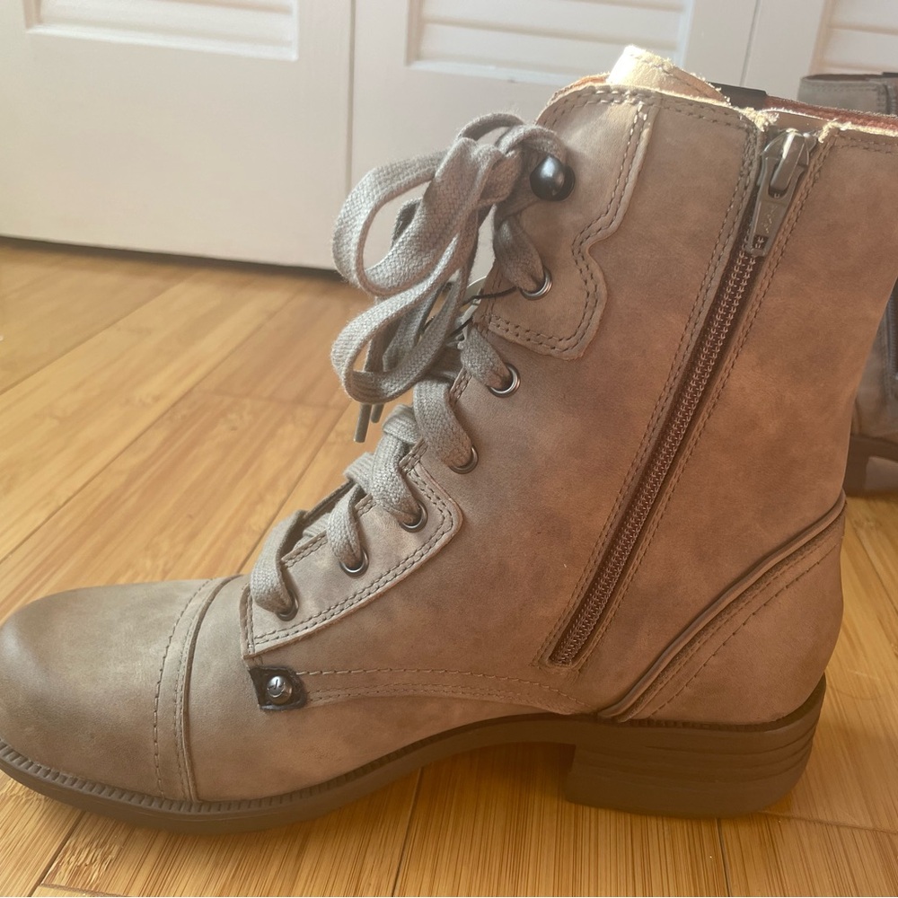 Never worn -Cob Hill Brunswick Waterproof lace up boots